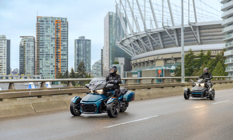 Moto de tres llantas: estabilidad e innovación sobre el asfalto