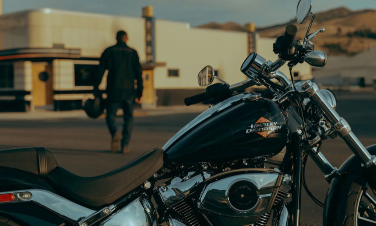 El término motociclista chopper está directamente asociado con un estilo de motocicleta y de vida. Las motos chopper son máquinas modificadas, alargadas y personalizadas que se han convertido en símbolo de rebeldía y libertad en la cultura motociclista mundial. ¿Qué significa ser un motociclista chopper? Un motociclista chopper no solo es quien conduce este tipo de motocicletas, sino quien adopta un estilo de vida ligado a la personalización extrema de su moto y a una filosofía de libertad en carretera. Las chopper surgieron en los Estados Unidos a mediados del siglo XX como una reacción a los modelos de fábrica, dando paso a motos únicas y hechas a medida. Características de una motocicleta chopper Las motos chopper se distinguen por elementos únicos que influyen directamente en el estilo de conducción: Horquilla delantera larga y en ángulo, que le da su silueta característica. Asientos bajos y ruedas delanteras grandes para un estilo relajado. Eliminación de partes innecesarias, buscando simplicidad y estilo. Alta personalización: pintura, cromo y piezas exclusivas hechas a mano. La cultura chopper: mucho más que una moto Ser un motociclista chopper es parte de una subcultura que celebra: La libertad en la carretera y los viajes largos. La autosuficiencia y la mecánica personalizada. El estilo único y el orgullo por una moto hecha a la medida. Este estilo ha sido inmortalizado en películas como Easy Rider y sigue siendo un referente para quienes buscan diferenciarse en el mundo del motociclismo.
